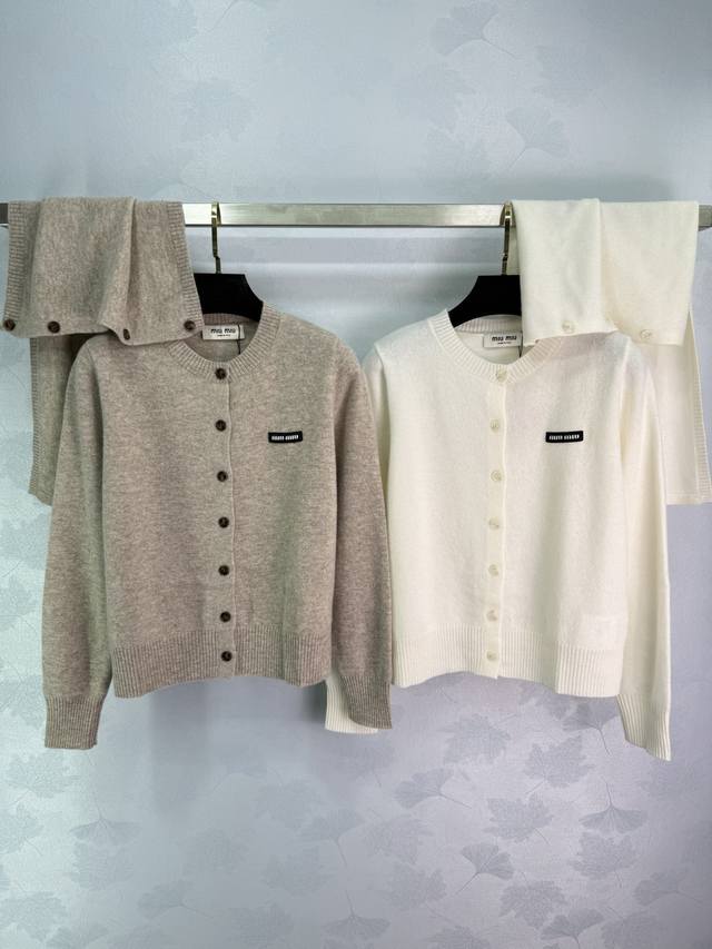 Miu*25早秋新款针织开衫 假两件设计 经典圆领设计 胸前Logo点缀 展示品牌调性 百搭款式不挑年龄肤色 上身适配减龄时髦风格！2色3码Sml T226B.