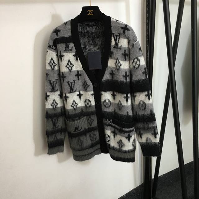款号 7973 Lv*新款 老花Logo字母V领长袖羊毛马海毛针织开衫，灰色， 均码；肩宽50，胸围116，袖长56，衣长70 .