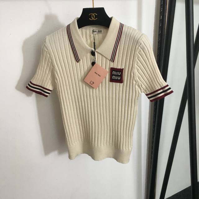 款号 0842 Miumi*新款 胸前字母Logo贴布Polo领短袖针织衫上衣，杏色， 均码；胸围80，袖长22，衣长53