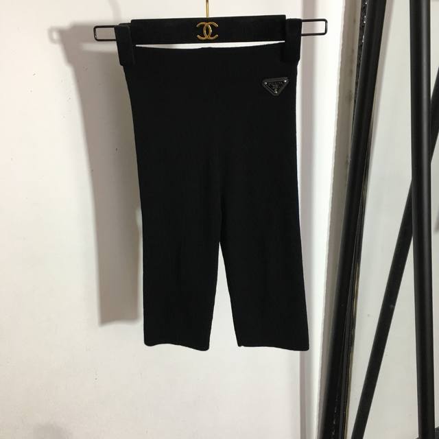 款号 2606 Prad*新款 字母三角标弹力显瘦五分针织打底裤 短裤，黑色，Sml， M码；腰围46弹力，长47