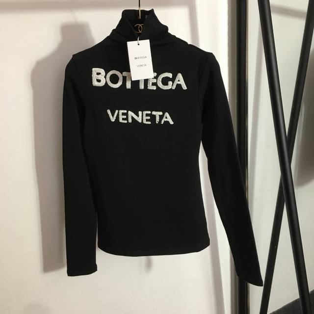 款号 7195 Bottega*Bv新款 亮片刺绣字母高领长袖T恤 保暖加薄绒打底衫上衣，白色，绿色，咖色，黑色， 均码；肩宽36，胸围80，袖长61，衣长57