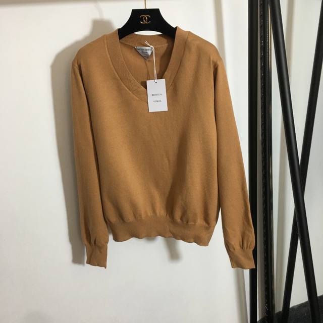款号 5254 Bottega*Bv新款 纯色百搭V领长袖套头针织衫，咖色，黑色， 均码；肩宽44，胸围108，袖长60，衣长58 .
