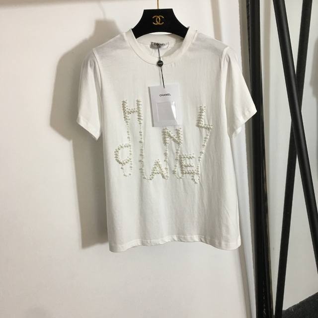 款号 3307 Chane*新款重工珍珠钉钻字母 圆领短袖T恤，白色，黑色，Sml M码；肩宽36，胸围94，袖长17，衣长57 .