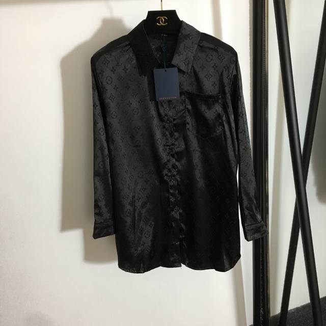 款号 2203 Lv*新款满身老花Logo提花翻领长袖衬衣 白色 咖色 黑色 S M L M码：肩宽40，胸围98，袖长52，衣长66