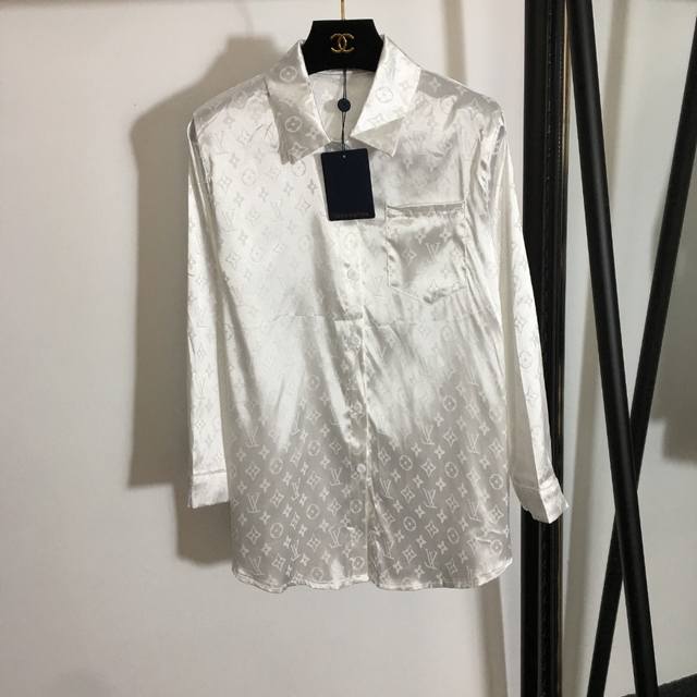 款号 2203 Lv*新款满身老花Logo提花翻领长袖衬衣 白色 咖色 黑色 S M L M码：肩宽40，胸围98，袖长52，衣长66 .