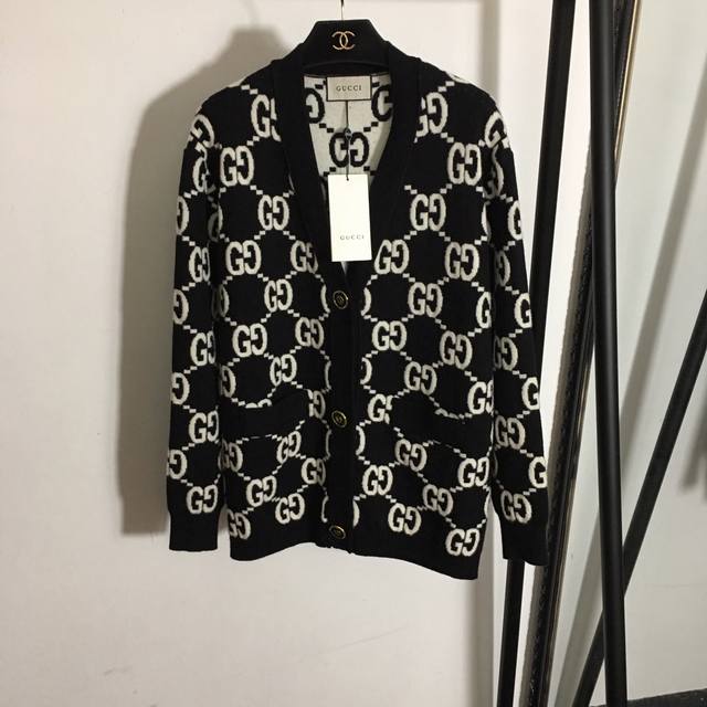 款号 9358 Gucc*新款 双Ｇ字母提花单排扣羊绒针织开衫外套，黑色 均码：肩宽47，胸围116，袖长56，衣长68