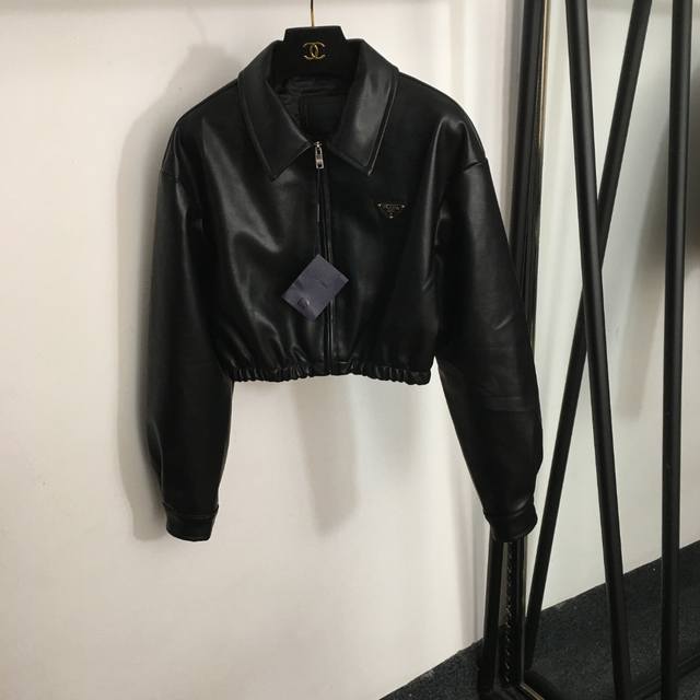 款号 6587 Prad*新款 胸前三角标装饰 短款长袖Pu皮衣 夹克外套，高档Logo字母提花里衬，黑色，Sml， M码；肩宽50，胸围94，袖长56，衣长4