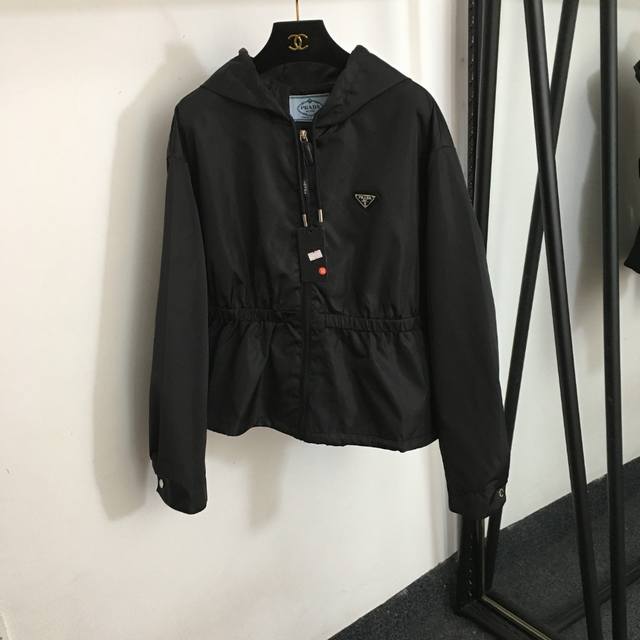 款号 9876 Prad*新款 后背拉链口袋 收腰设计长袖连帽短款风衣 拉链外套，黑色，Sml， M码；肩宽53，胸围108，袖长58，衣长58 .