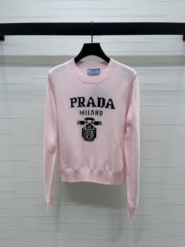 上新原单高端品质 Prad*2025早秋最新系列！圆领字母套头毛衣！定制羊毛纱线织造 质感高级 舒适柔软 圆领长袖毛衣剪裁 密实针织御寒防风 领口袖口宽螺纹包边