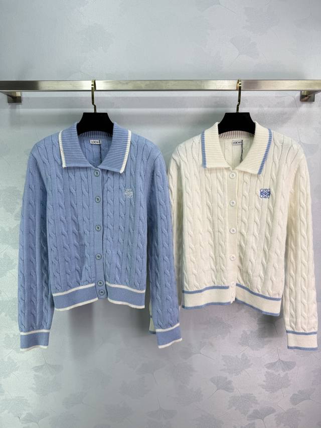 Loe*25早秋新款针织开衫 翻领设计配品牌Logo刺绣 提花工艺侧边条纹撞色 粗花呢纹理质感好 定制羊毛面料 手感细腻 针织工艺精湛 纽扣开衫款式 修身显瘦
