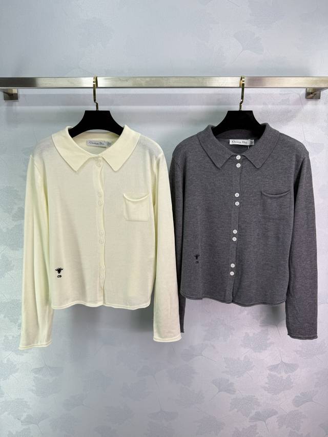 Dio*25早秋新款针织Polo领上衣 右侧蜜蜂刺绣点缀 简约大方 双排扣开衫款式 修身显瘦 百搭好穿 无论日常出行还是休闲娱乐 都能轻松驾驭 减龄必备！2色3
