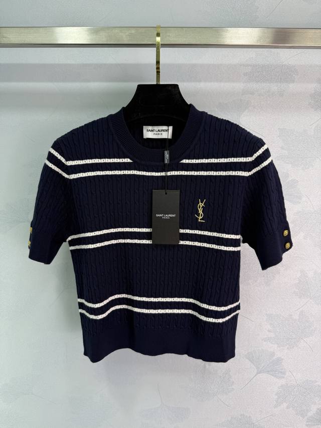 Ysl* 2025早秋新款圆领条纹针织上衣 定制丝毛针织材质 质感上乘 圆领短袖版型 成衣以螺纹包边收窄 绞花编织肌理两色条纹交叉 设计丰富凸显层次 整体造型高