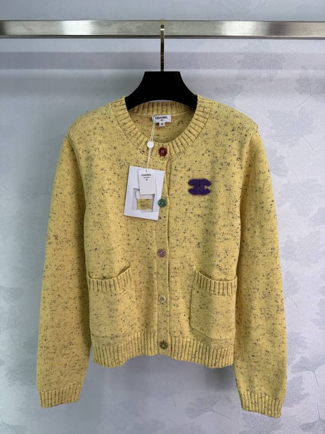 Ch* 2025早秋新款圆领双口袋针织开衫！定制全棉纱线织造 质感细腻 舒适好穿 圆领针织开衫剪裁 定制彩色纽扣开模同时增添精致感 通体胸前立体毛绒双C标识 彩