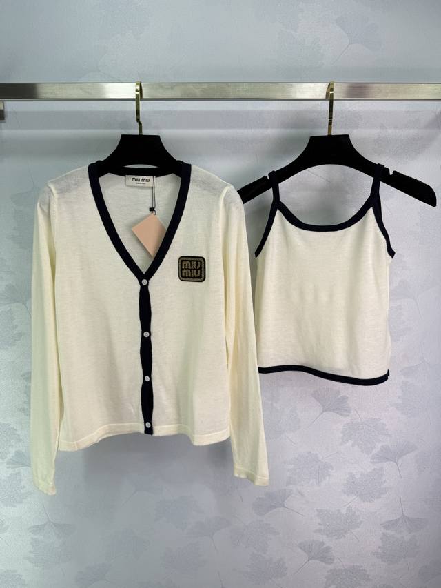 Miu*25早秋新款针织套装 V领开衫吊带背心 金色Logo刺绣点缀 搭配精致 彰显品牌个性 凸显穿搭高级感 常规版型不拘身材 轻奢时髦气质 四季时尚穿搭首选！