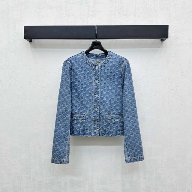 Gucc*2025新品上架 提花牛仔外套 定制Yb进口斜纹棉牛仔提花材质 酵素水洗 呈现复古单宁牛仔蓝 沿用纽扣开襟细节 配合立体剪裁修身版型 展示优美身形 满