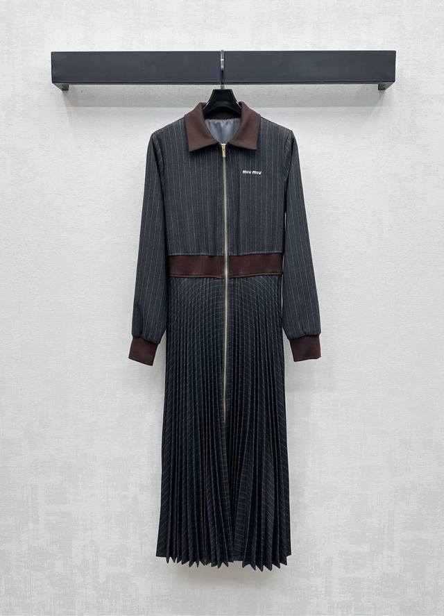 Miumi*2025新品上架 翻领条纹连衣裙 定制Yb进口斜纹棉材质 透气舒适 垂感十足 通体黑白条纹交错设计 配合领口袖口沿用螺纹包边 与腰间腰封相互呼应 增
