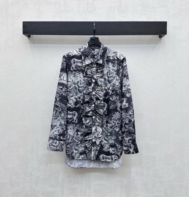 Dio*2025新品上架 花边印花长袖衬衫 定制Yb进口斜纹棉材质 质感垂顺 透气舒适 通体印满丛林动物图案元素 彰显品牌调性 开襟纽扣调节方便穿脱 搭配前襟沿