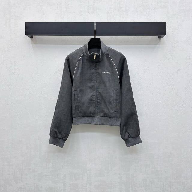 Miumi*2025新品上架 立领格纹夹克外套 定制Yb进口斜纹棉材质 垂顺舒适 挺阔有型 沿用开襟拉链调节方便穿脱 配合对称插兜口袋版型设计 增添造型层次感