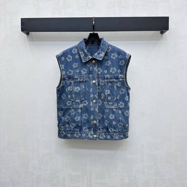 Chane*2025新品上架 印花牛仔马甲 定制Yb斜纹棉牛仔材质 多重酵素水洗做旧复古深蓝色 通体印满山茶花元素 彰显品牌调性 前襟单排重工印刻圆扣调节设计