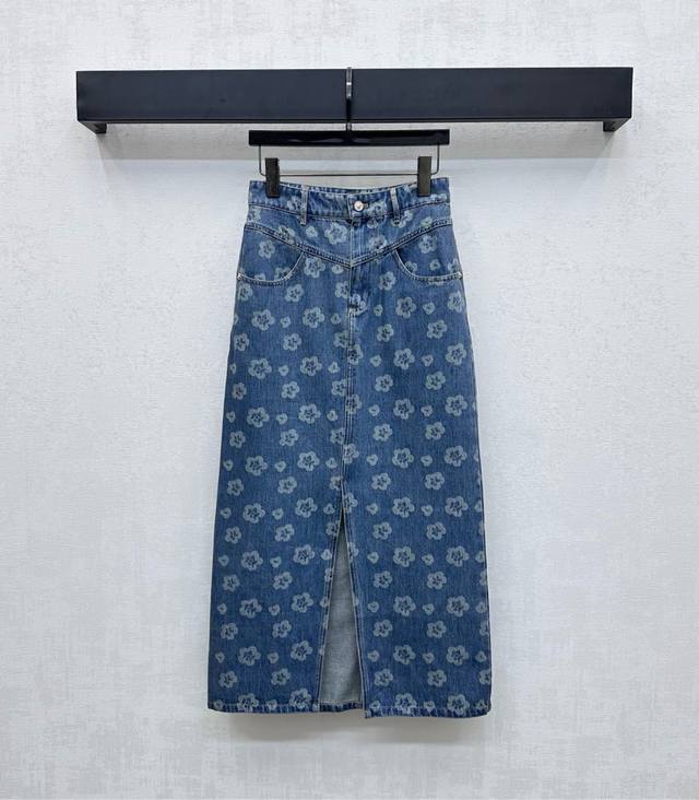 Chane*2025新品上架 印花牛仔半裙 定制Yb斜纹棉牛仔材质 多重酵素水洗做旧复古深蓝色 通体印满山茶花元素 彰显品牌调性 饰以对称插兜口袋版型设计 配合