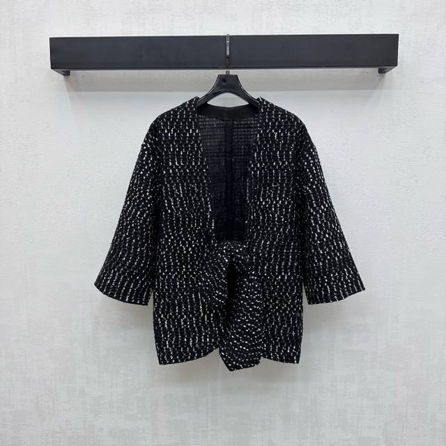 Chane*2025新品上架 珠片绑带开襟外套 定制Yb进口棉毛材质 松弛有型 通体沿用珠片与纱线交织出格纹肌理 彰显品牌调性 腰间两片式系带调节设计 增添造型