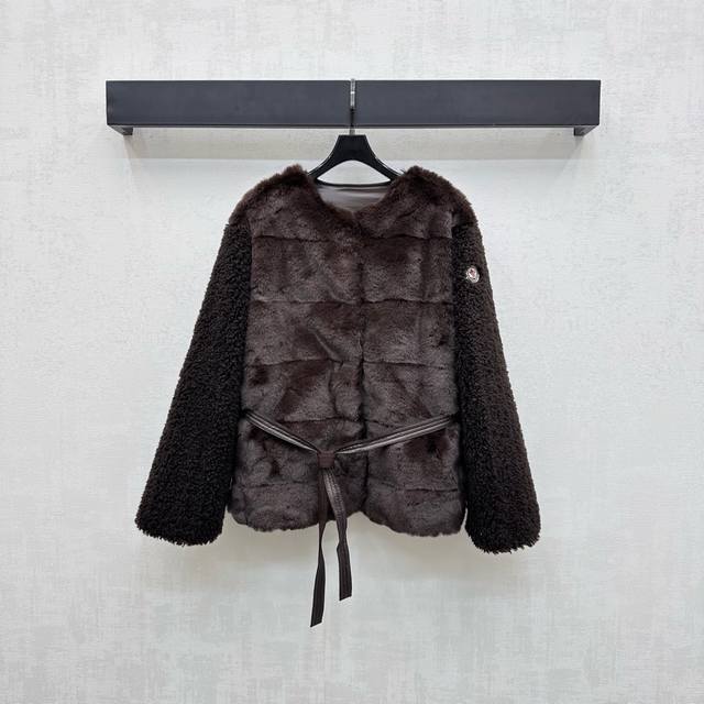 Moncl*2025新品上架 泰迪毛羽绒外套 定制Yb进口泰迪毛绒羽绒材质 柔软舒适 沿用隐藏式按扣调节设计 配合单侧袖子融入标志性徽章装饰 彰显品牌调性 绑带