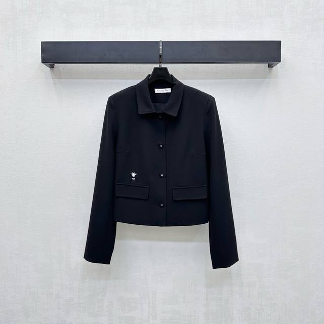 Dio*2025新品上架 翻领长袖外套 定制Yb进口醋酸材质 垂顺舒适 挺括有型 前襟纽扣刻印星星图案字母元素 与袖口相互呼应 配合腰侧融入标志性Cd蜜蜂刺绣徽