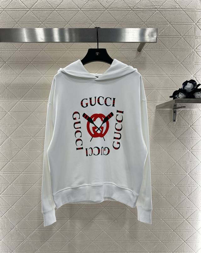 Gucc* 2025新品上架 连帽字母卫衣 定制Yb原生全棉材质 舒适软糯 穿搭洋气 连帽套头廓形卫衣剪裁 袖口下摆螺纹包边细节 营造出精致协调的氛围感 胸前点