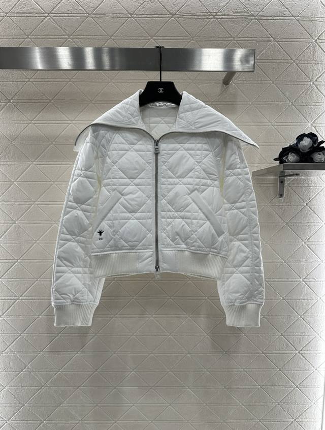 Dio* 2025新品上架 菱格大翻领棉服外套 定制Yb进口防风防水尼龙材质 其工艺还原 升级材质 提升秋冬御寒功能 羽绒棉填充内里 整件轻盈保暖 披肩大翻领