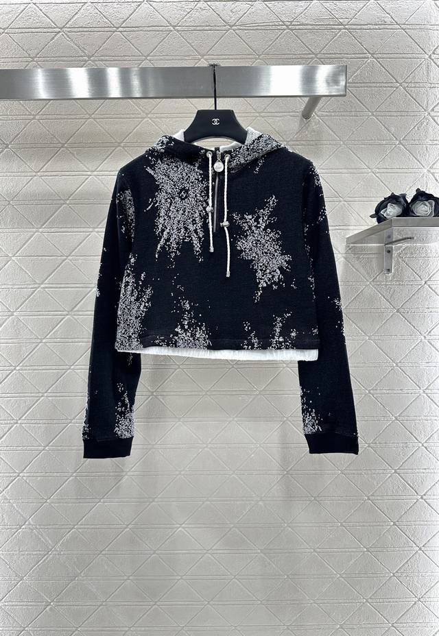 Chane* 2025新品上架 连帽印花卫衣半裙套装 定制Yb原生全棉材质 柔软亲肤 久洗不易变形起球 质感十足 连帽长袖卫衣短裙套装 时髦休闲 通体满印黑白撞