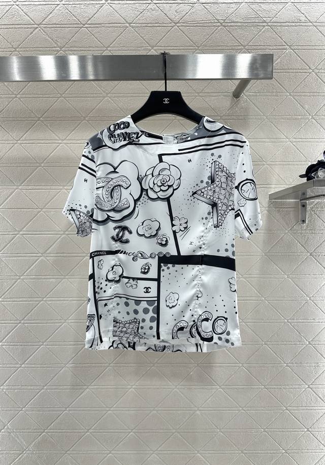 Chane* 2025新品上架 字母山茶花圆领短袖 定制Yb丝光棉绸材质 柔软亲肤 舒适有型 常规短袖版型 通体分布黑白相间印花纹理 穿插不同大小样式的山茶花和