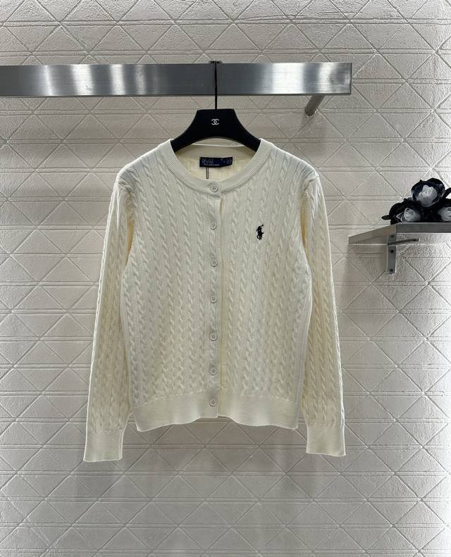 Ralph Lauren* 2025新品上架 麻花圆领针织开衫 定制Yb羊绒羊毛纱线织造 柔软亲肤 质感十足 圆领针织开衫裁剪 时髦休闲 胸前饰以战马徽标刺绣
