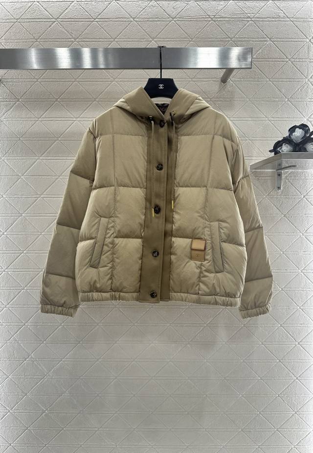 Louis Vuitto* 2025新品上架 连帽抽绳羽绒服 定制Yb进口防风防水尼龙材质 其工艺还原 升级材质 提升秋冬御寒功能 白鹅绒填充内里 整件轻盈保暖