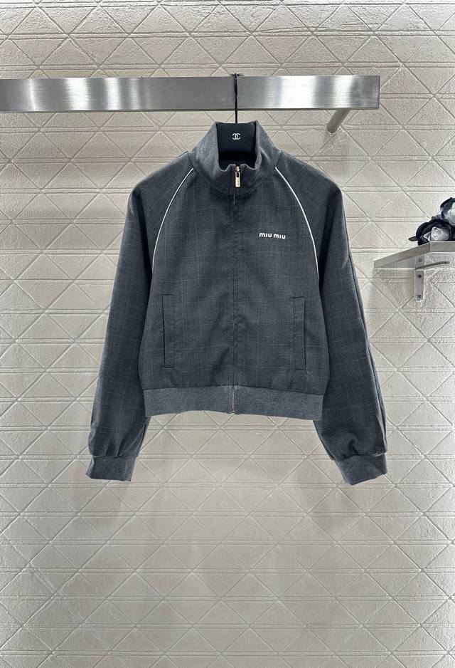 Miumi* 2025新品上架 翻领外套抽绳半裙套装 定制Yb进口材质 质感光泽 舒适有型 翻领插肩轮廓线拉链夹克外套 帅气十足 尽显时髦格调穿搭 通体灰色系格