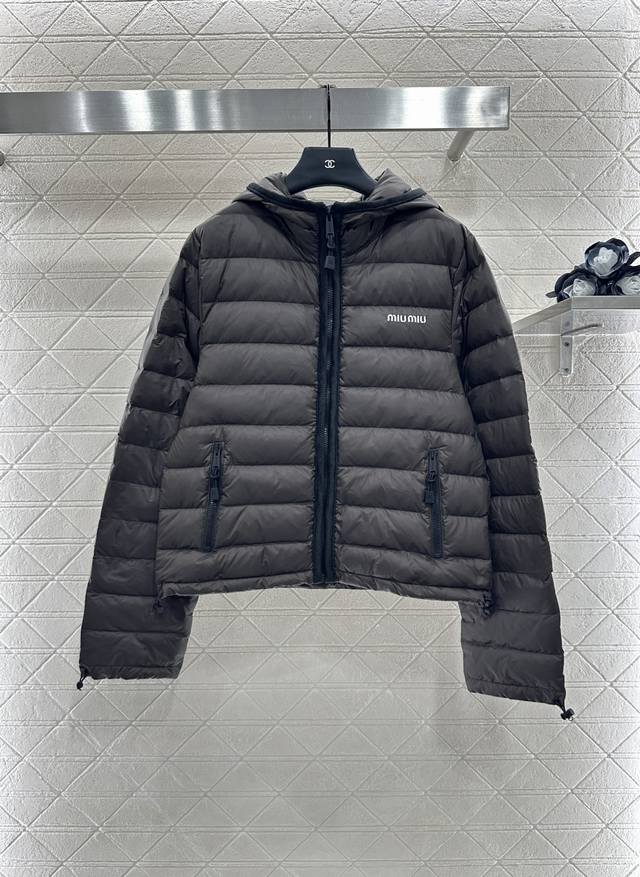 Miumi* 2025新品上架 连帽亮面拉链羽绒服 定制Yb防风防水尼龙材质 白鸭绒填充内里 整件轻盈保暖 连帽翻领剪裁 以撞色包边装饰帽领和前襟拉链作细节亮点