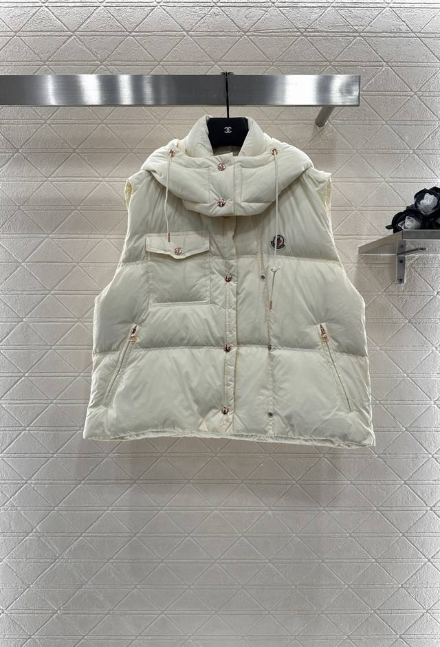 Moncle* 新品上架 可拆卸连帽立领羽绒马甲 定制Yb防风防水尼龙材质 白鹅绒填充内里 整件轻薄保暖 修身马甲时髦不显臃肿 立领可拆卸连帽抽绳设计御寒防风