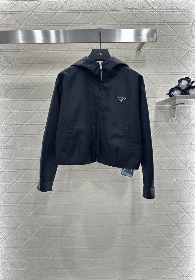 Prad* 2025新品上架 工装夹克外套半裙套装 定制Yb进口环保再生尼龙材质 质感光泽 挺括有型 连帽夹克外套中长半裙套装 上衣正肩拉链开襟设计 胸前单侧三