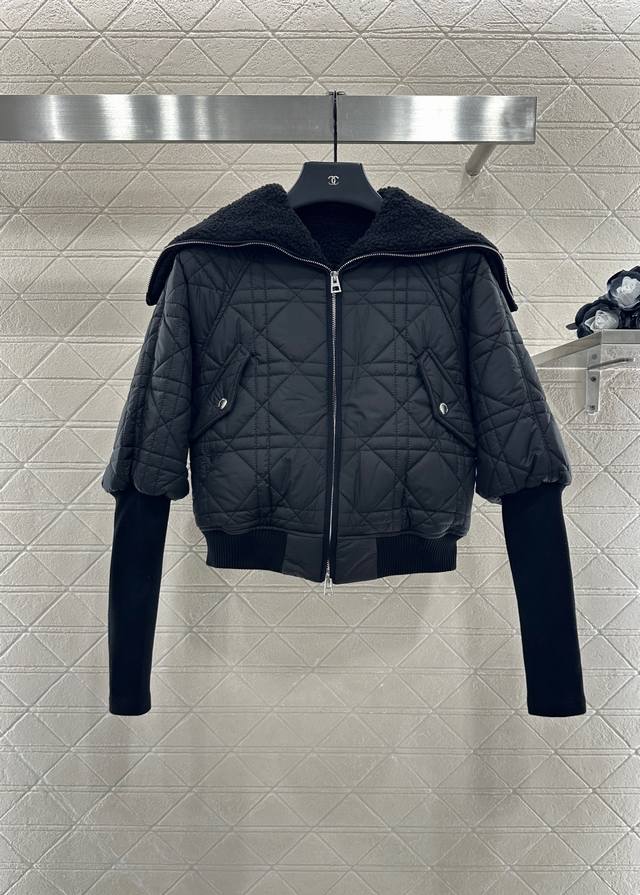 Dio* 2025新品上架 羊羔毛内里菱格外套 定制Yb防风防水尼龙羊羔毛材质 质感舒适 保暖时尚 大翻领拉链外套版型 成衣以弹力针织菱格纹理分布 内里羊羔毛处
