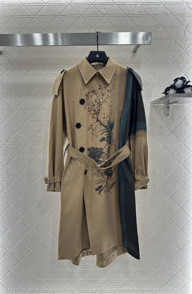 Dio* 2025新品上架 新中式腰带风衣外套 定制Yb进口全棉风衣材质 工艺处理 挺括有型 质感高级 翻领斜裁扣中长款风衣外套 自单侧肩膀延伸至衣摆 以不对称