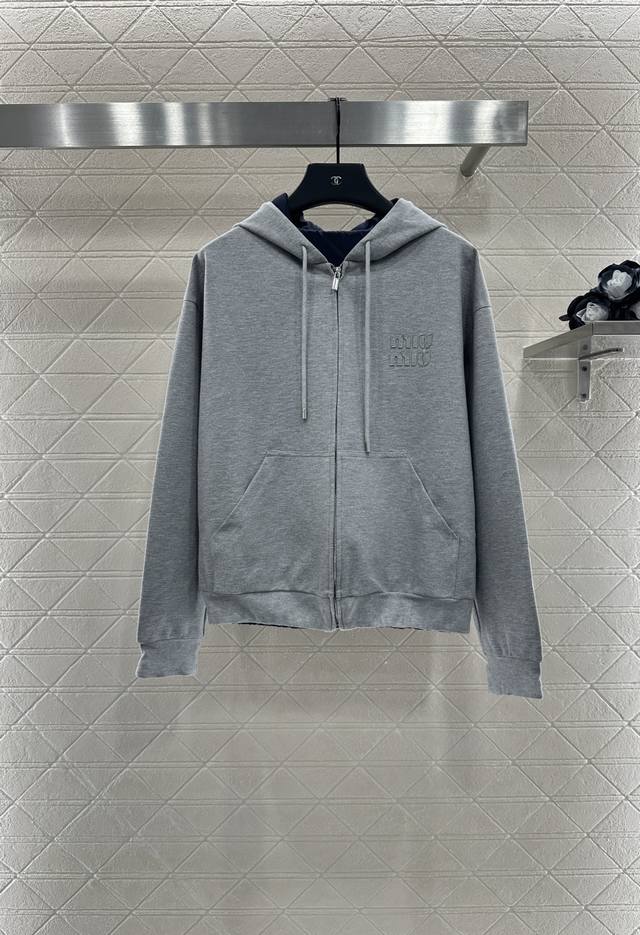 Miumi* 2025新品上架 两面穿连帽外套长裤套装 定制Yb斜纹全棉环保再生尼龙材质 舒适透气 挺括有型 连帽拉链外套裁剪 时髦休闲 胸前饰以标志性字母徽标