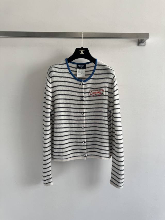 Chane* 25Fw新款 中古新款羊毛衫撞色条纹高级感满满上身显瘦百搭条纹自带收缩滤镜，视觉瘦一圈，胸前字母钉珠图案点缀 基础款也有小心机搭阔腿裤慵懒出街 搭