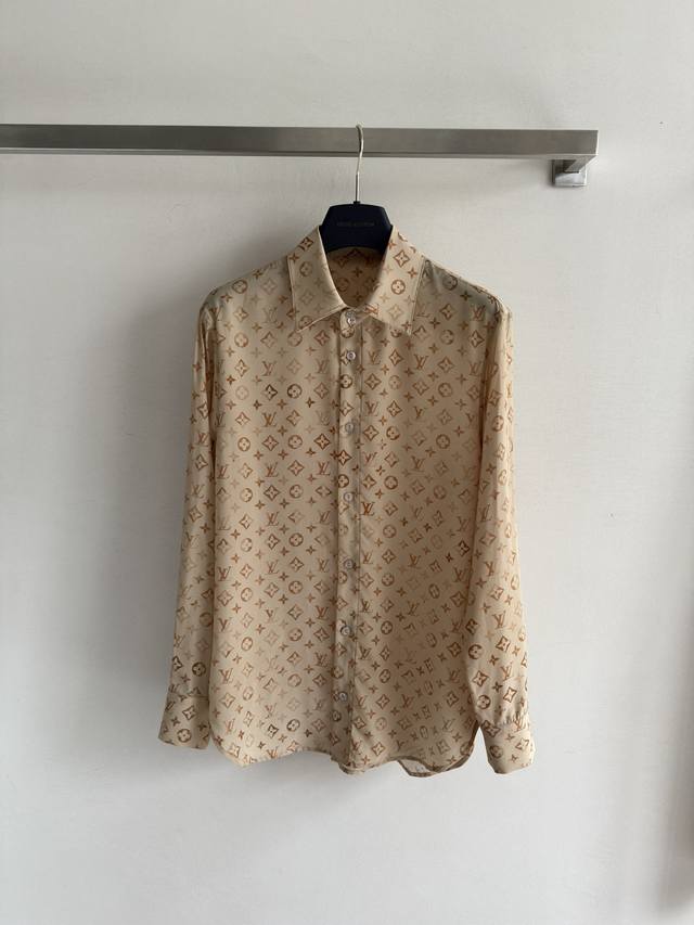 Louisvuttn* 25早秋新款经典老提花衬衣真丝丝滑细腻 精致翻领平肩设计 包容体型 利落松弛 门襟开合单排纽扣设计，整件衣服饰以老花经典Logo元素 上