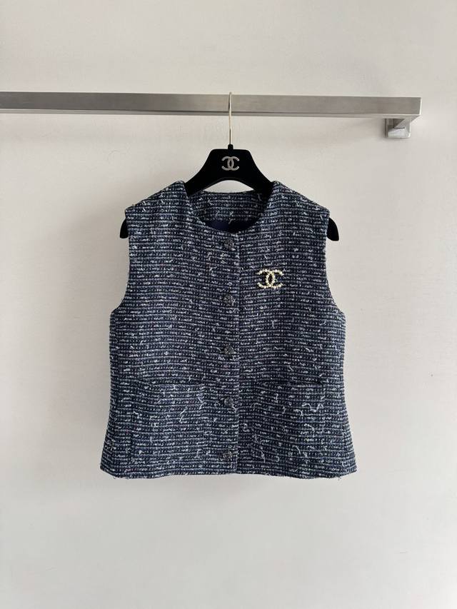 Chane* 25Fw新款 精致小香风马甲，圆领单排扣修身版型，搭配双C胸针点缀非常复古文艺，可叠穿T恤或针织打底衫，让整体的造型色系更加的干净利落，藏蓝色实物