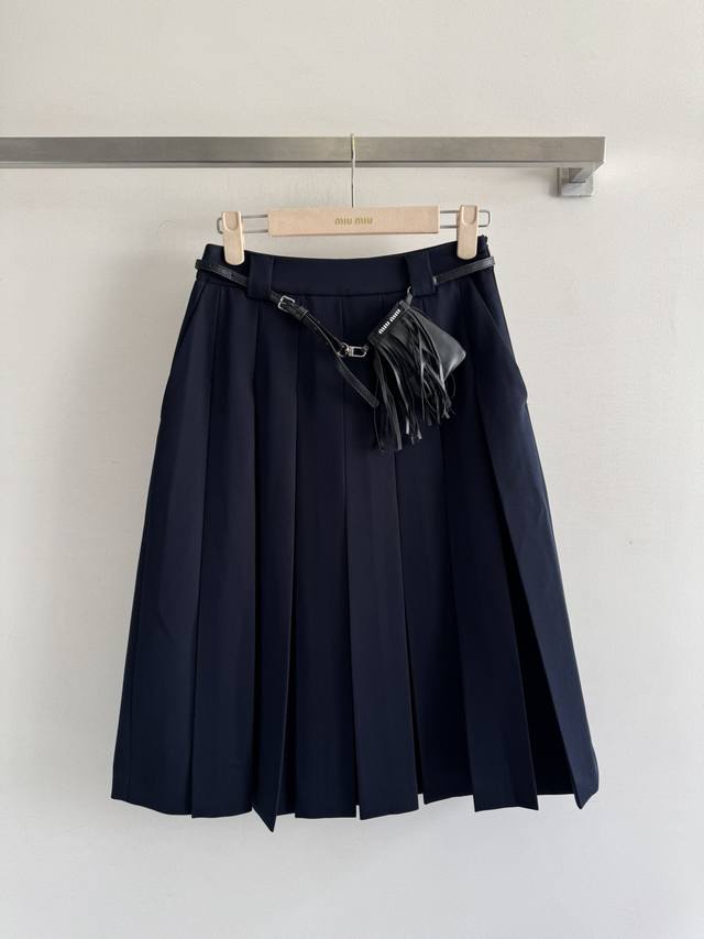 Miumi* 25Fw新款百褶半裙 经典百褶撞色腰带设计 搭配品牌字母流苏腰包装饰 简约大方不失设计感即包容又百搭版型完全不挑人轻松驾驭上身韩系又Min系 满满