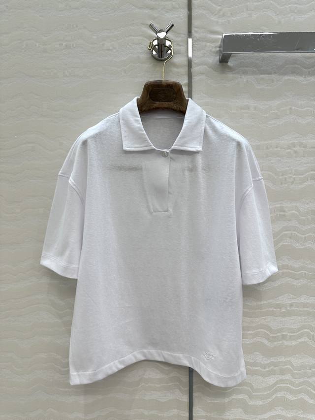独家首发！原单品质 Lp老钱风穿搭！25春夏新品极简Polo领落肩袖T恤，必入长期主义单品。少年感气质小翻领轮廓 定位Logo刺绣打造简约雅致美感，自然肌理感天
