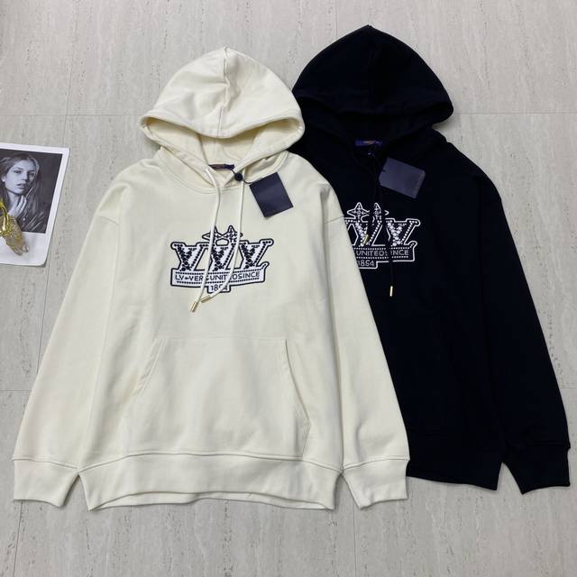 2025新品 实拍 Lvv 新款连帽卫衣；采用棉面料质感柔软细腻；定制洗水麦辅料齐。版型宽松上身效果舒适好看！ 碼数 S-M-L