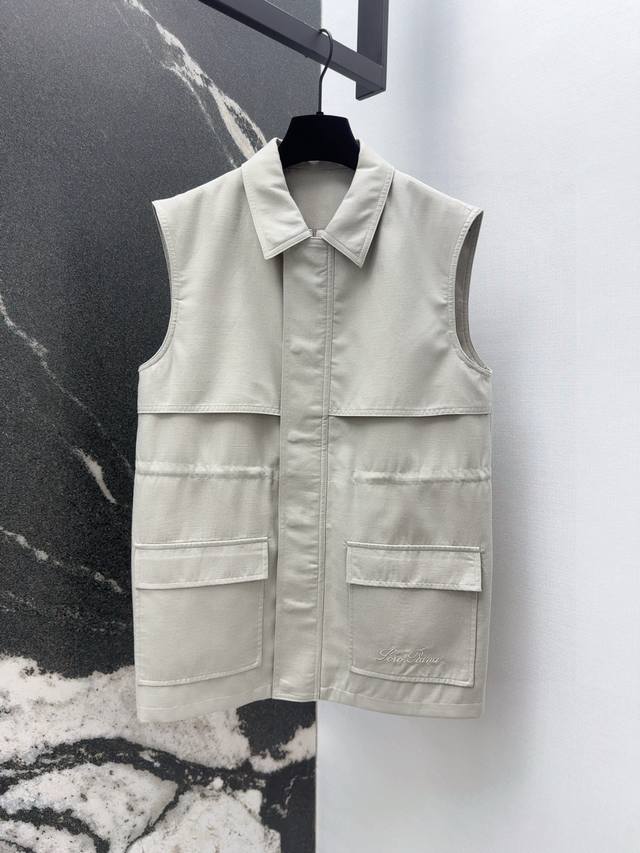 Lp30Ss 早秋新品帅气工装风翻领马甲外套 内里定制印花格纹做法 低调奢华提升格调 H版型搭配抽绳收腰设计 百搭时髦叠搭神器 工装风多口袋刺绣Logo设计丰富