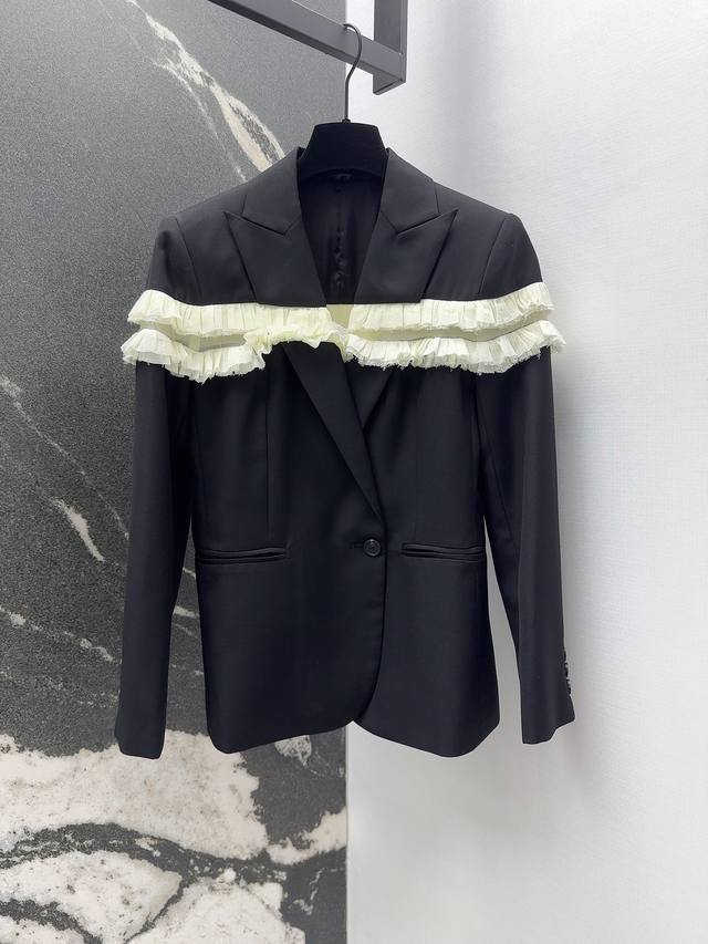 Mcq 秋冬新品拼接木耳花边西装外套 立体剪裁枪驳领版型干练利落 木耳边的褶皱感非常有层次感 时尚与甜美的完美融合 又A又飒优雅大气版型上身超显瘦 休闲又不失格