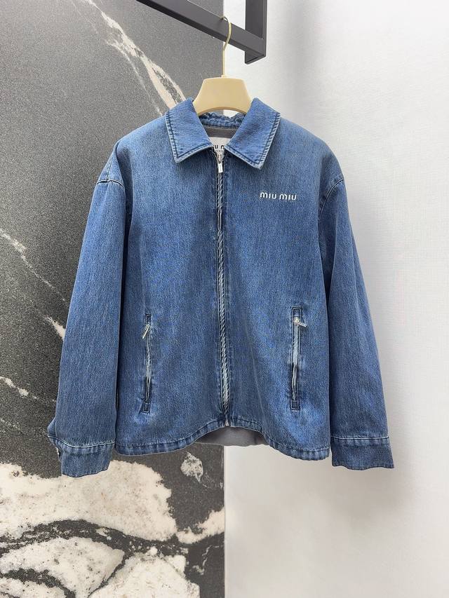 Miu 25Ss 秋冬新品渐变色翻领牛仔棉服夹克外套 胸前刺绣Logo字母有辨识度又吸睛 采用定制高档复古纯棉做旧牛仔蓝酵素水洗 手感柔软舒适 格调高级时髦又百