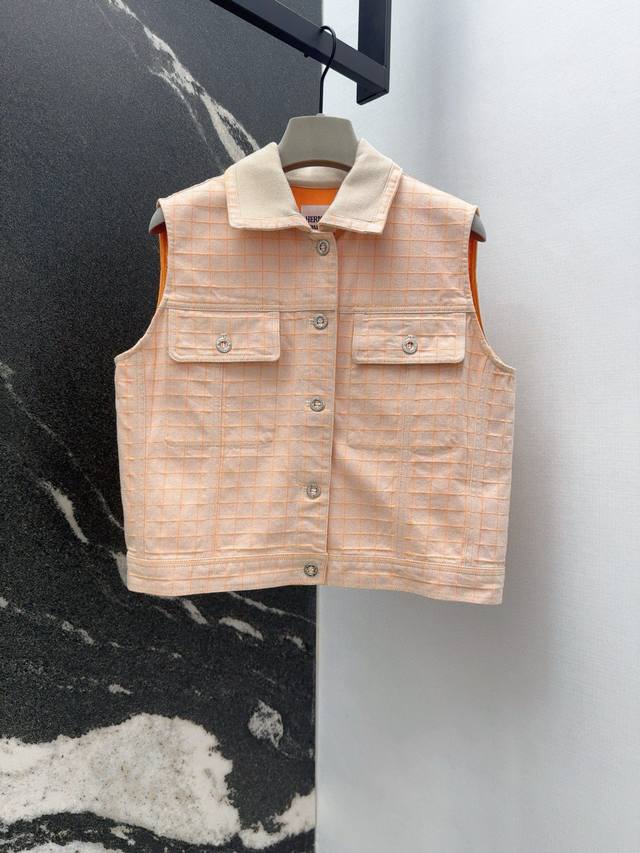 Her 25Ss 早秋新品早秋新品经典格纹双口袋牛仔马甲外套 原版定制斜纹棉洗水牛仔面料 挺括有型 衣橱必备的万年搭配 超级耐看 每年必出的经典夹克 上身巨显瘦